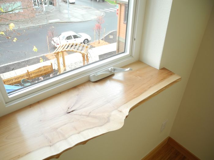 How to decorate bedroom window sill